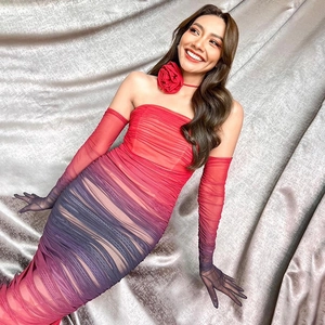 Netzkleid mit rot-violettem Farbverlauf, passenden Handschuhen und Rosen-Halskette
