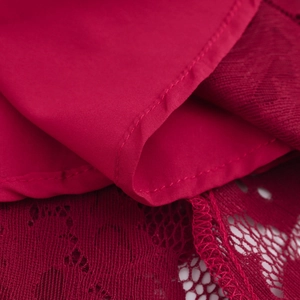 Robe en dentelle rouge foncé élégante avec col carré et manches bouffantes ajustée