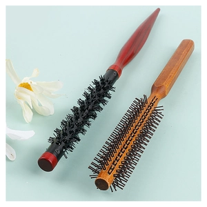 Vue détaillée de brosses rondes avec manches en bois et barillets en aluminium chauffants