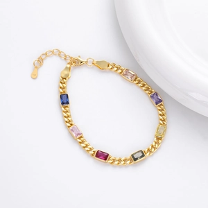 Dettaglio del bracciale in argento S925 dorato con pietre preziose rettangolari