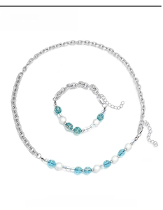 Détails d'un ensemble de bijoux en argent avec perles florales bleues et blanches