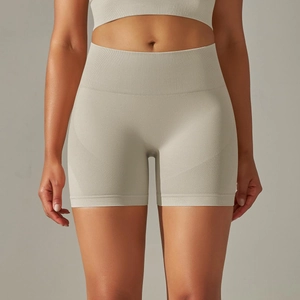 Gros plan du short de yoga sans couture à taille haute beige clair avec bande côtelée