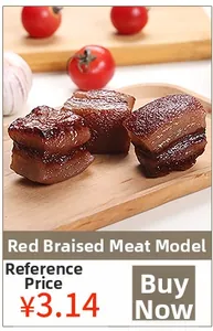 Modèle de porc braisé réaliste avec texture de sauce brillante sur plateau en bois