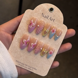 Detail von 3D-Almond-Nagelstickern mit Blumen, Perlen und Muschel-Textur