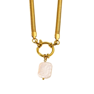 Collier en acier inoxydable doré avec chaîne serpent et pendentif perle baroque sur blanc