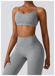 Vue détaillée d'un ensemble de yoga gris avec legging taille haute et brassière sport