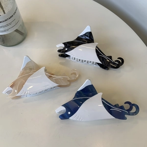 Lot de trois pinces à cheveux raie en acétate texturé marbre sur fond blanc épuré