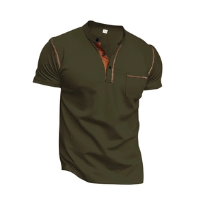 Armeegrünes Henley-Shirt für Herren mit Kontrastnähten und einer Brusttasche