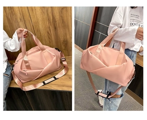 Sac de fitness rose en utilisation avec bandoulière réglable et deux poignées