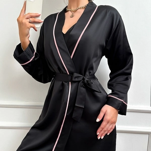 Peignoir noir en satin pour femme avec liseré rose et ceinture ajustable style élégant