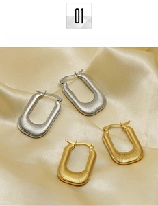 Détail de boucles d'oreilles en U en acier titane avec motif de rayures verticales texturées
