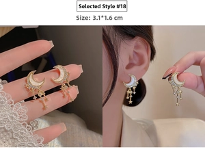 Detail of moon and star tassel earrings in gold metal with dimensions 3.1x1.6cm