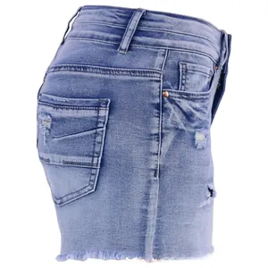 Detailansicht der blauen High-Waist-Denim-Shorts mit Distressed-Rissen und rohem Saum