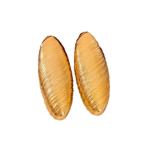 Boucles d'oreilles ovales dorées avec motif à côtes horizontales et design minimaliste
