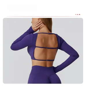 Détail du haut de yoga violet foncé avec découpe carrée au dos et boucles métalliques