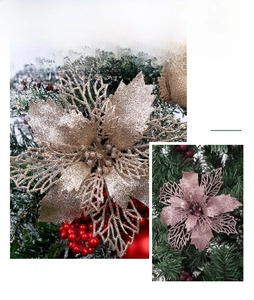 Détail de fleurs de poinsettia creuses scintillantes avec baies rouges pour sapin de Noël