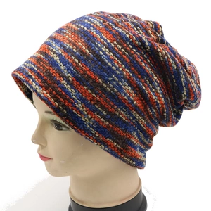 Vue détaillée du bonnet en maille rayé coloré montrant la texture serrée et la coupe ample