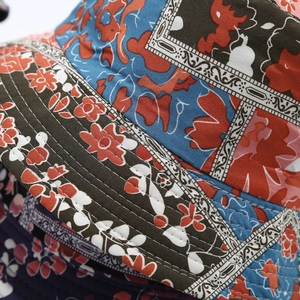 Dettaglio del cappello alla pescatora vintage patchwork con cuciture rinforzate sulla tesa