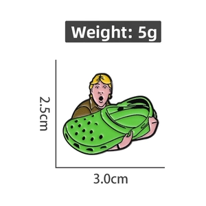 Makroaufnahme der grünen Emaille-Anstecknadel mit Maßen 3,0 cm x 2,5 cm und Gewicht 5g