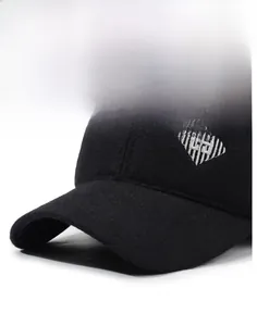 Detail der festen Krempe einer schwarzen Winter-Baseballkappe mit Rautenstickerei