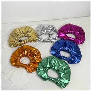 Flachbild von plissierten Ring-Handtaschen in Metallic Gold, Silber, Violett, Orange und Blau