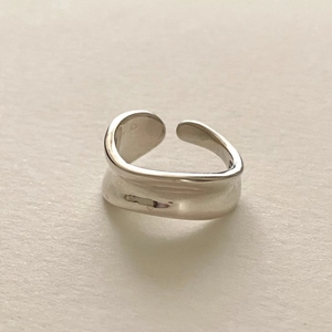 Detailed view of the S925 sterling silver wavy open ring with liquid metal texture