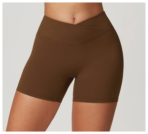 Détail de la taille haute croisée en V sur le short de yoga marron foncé recyclé pour femme