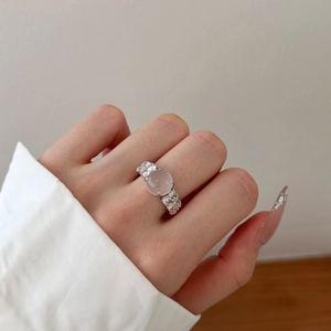 Close-up of a S925 sterling silver ring featuring a pink quartz bead and zircon accents