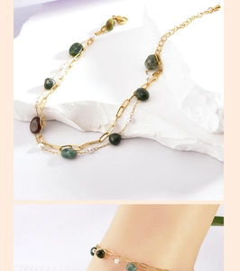 Détail d'un bracelet de cheville bohème doré avec pierres brutes colorées et perles