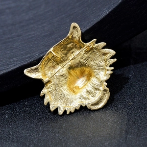 Broche tête de tigre dorée pour homme avec incrustation de cristaux et broche