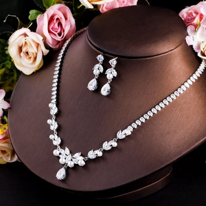 Detail view of pearl and zircon jewelry set displayed on a professional bust stand