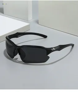Détail des lunettes de soleil de sport noir mat avec branches texturées antidérapantes