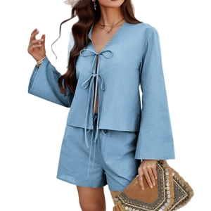 Damen Freizeit-Set mit blauem Langarm-Cardigan und Shorts für den Sommerurlaub