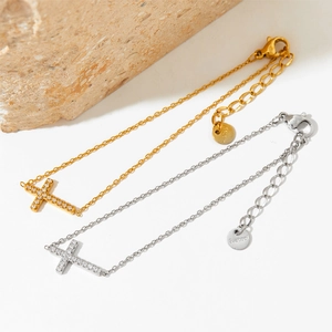 Ensemble de colliers avec pendentif croix en acier titane doré et argenté sur pierre