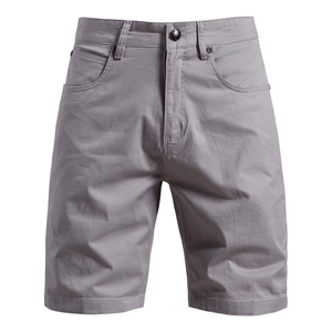 Détail du short décontracté en coton gris avec coutures précises et bouton en métal