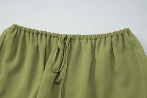 Détail de la taille de jupe en mousseline vert olive avec élastique et cordon de serrage