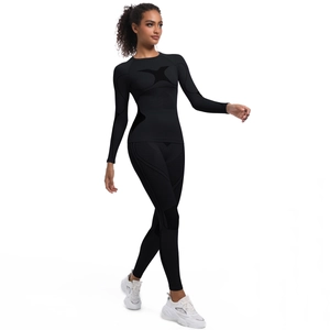 Détails de l'ensemble de sport noir sans couture montrant texture et zones de compression