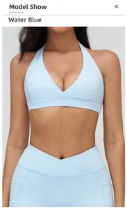 Dettaglio del reggiseno yoga blu acqua e leggings a vita alta su modella vista frontale