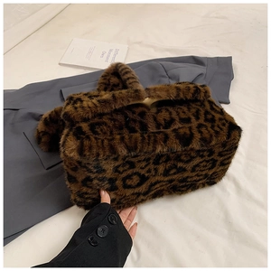 Detalle de textura suave de piel sintética de leopardo en un bolso grande de invierno