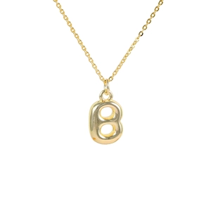 Detail einer 3D-vergoldeten Halskette mit Nummer 8 Anhänger und feiner Gliederkette