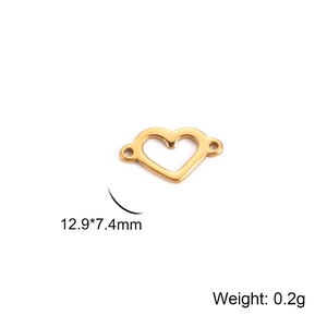 Detailed close-up of a golden heart link charm with dimensions 12.9x7.4mm and 0.2g weight