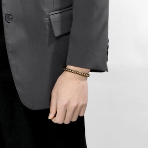 Herren-Armband aus geflochtener Lederkordel mit Edelstahlverschluss am Handgelenk