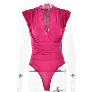 Dettaglio del body rosso rosa con scollo a V, pizzo e vita a pieghe su manichino trasparente