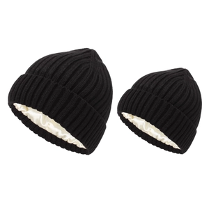 Détail du bonnet en tricot noir avec doublure en satin pour la protection des cheveux