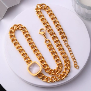 Collier à chaîne gourmette dorée avec pendentif carré en pierre œil de chat blanche sur socle