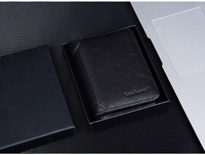 Nahaufnahme der schwarzen Herren-Geldbörse aus Leder in Geschenkbox mit Business-Zubehör