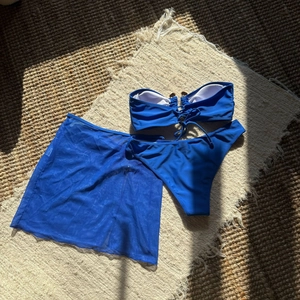 Ensemble bikini 3 pièces bleu roi avec haut bandeau et jupe en maille assortie incluse