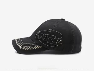 Dettaglio del berretto da baseball nero lavato vintage con ricamo Classic e cuciture a contrasto