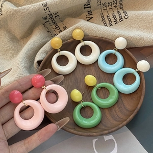 Boucles d'oreilles créoles en acrylique coloré avec tige en argent aux tons vifs