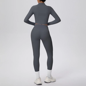 Vue arrière du legging de yoga taille haute gris anthracite et haut de sport manches longues